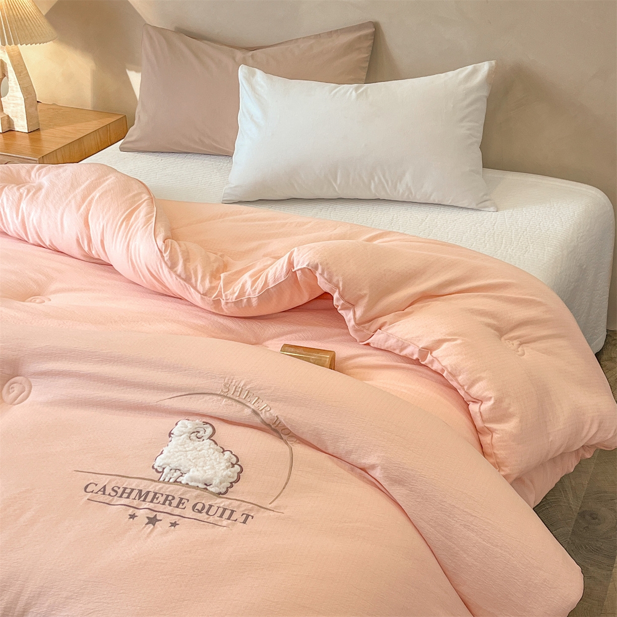 91家纺网 家纺一手货源 找家纺 宝士康家纺 2025新款冬日暖阳绣花羊毛秋冬被/冬被/跨境外贸被子被芯 绣花-粉