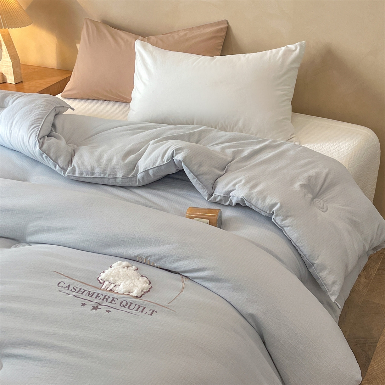 91家纺网 家纺一手货源 找家纺 宝士康家纺 2025新款冬日暖阳绣花羊毛秋冬被/冬被/跨境外贸被子被芯 绣花-浅灰