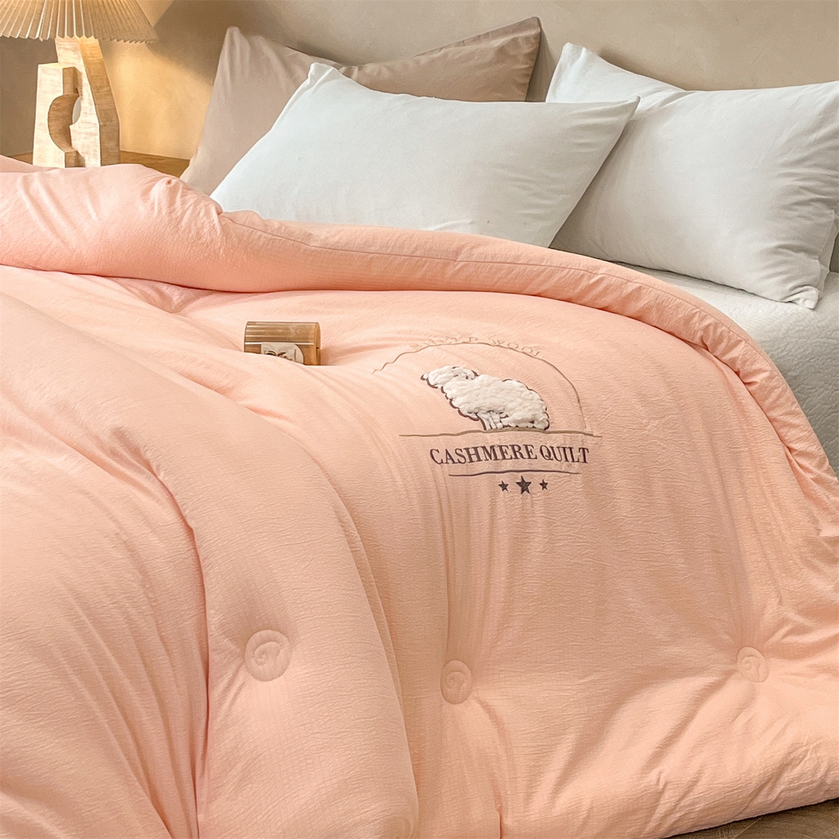 91家纺网 家纺一手货源 找家纺 宝士康家纺 2025新款冬日暖阳绣花羊毛秋冬被/冬被/跨境外贸被子被芯 绣花-粉