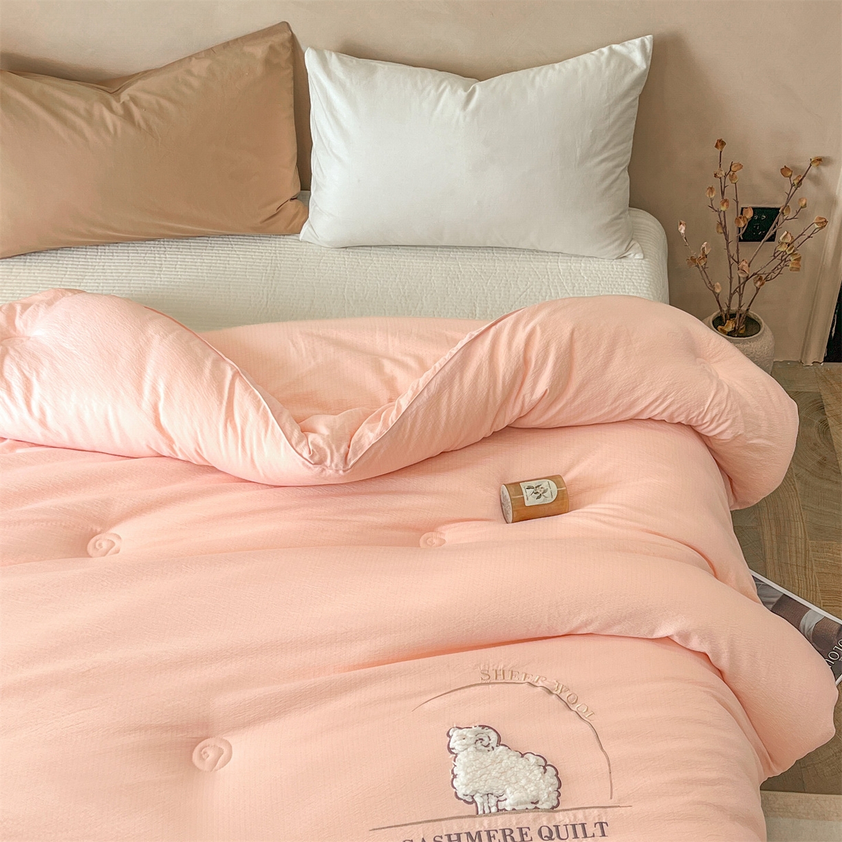 91家纺网 家纺一手货源 找家纺 宝士康家纺 2025新款冬日暖阳绣花羊毛秋冬被/冬被/跨境外贸被子被芯 绣花-粉