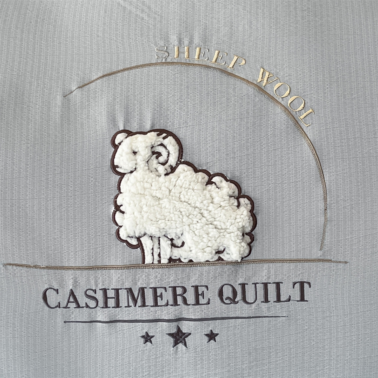 91家纺网 家纺一手货源 找家纺 宝士康家纺 2025新款冬日暖阳绣花羊毛秋冬被/冬被/跨境外贸被子被芯 绣花-浅灰