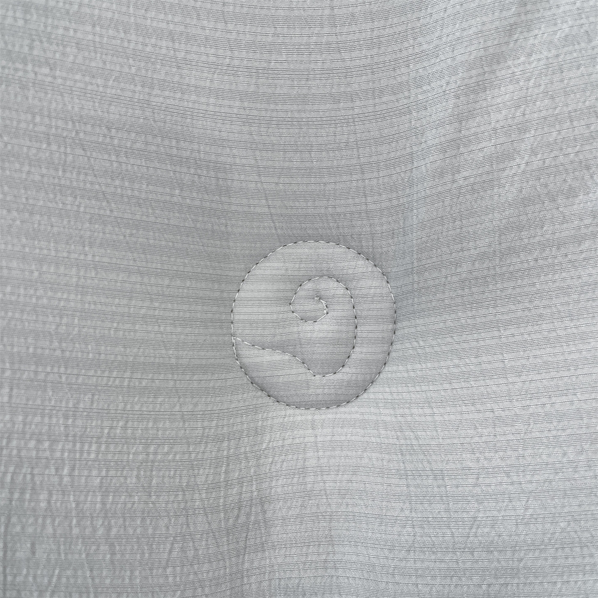 91家纺网 家纺一手货源 找家纺 宝士康家纺 2025新款冬日暖阳绣花羊毛秋冬被/冬被/跨境外贸被子被芯 绣花-浅灰