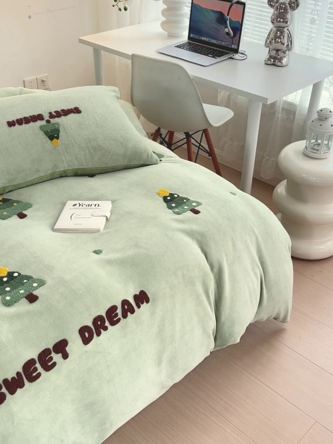91家纺网 家纺一手货源 找家纺 寐居家纺 2025新款纯色毛巾绣牛奶绒四件套 圣诞树-绿
