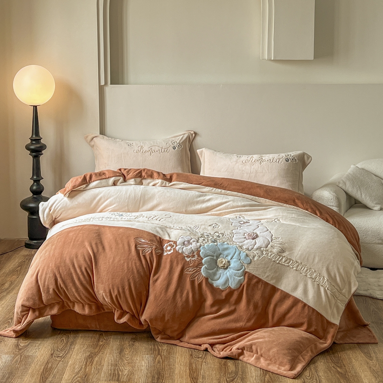 91家纺网 家纺一手货源 找家纺 新印象 2025新款全消光牛奶绒绣花活性印染四件套花织梦 花织梦-米柚橙