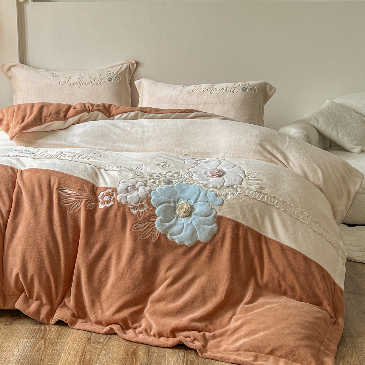 91家纺网 家纺一手货源 找家纺 新印象 2025新款全消光牛奶绒绣花活性印染四件套花织梦 花织梦-米柚橙