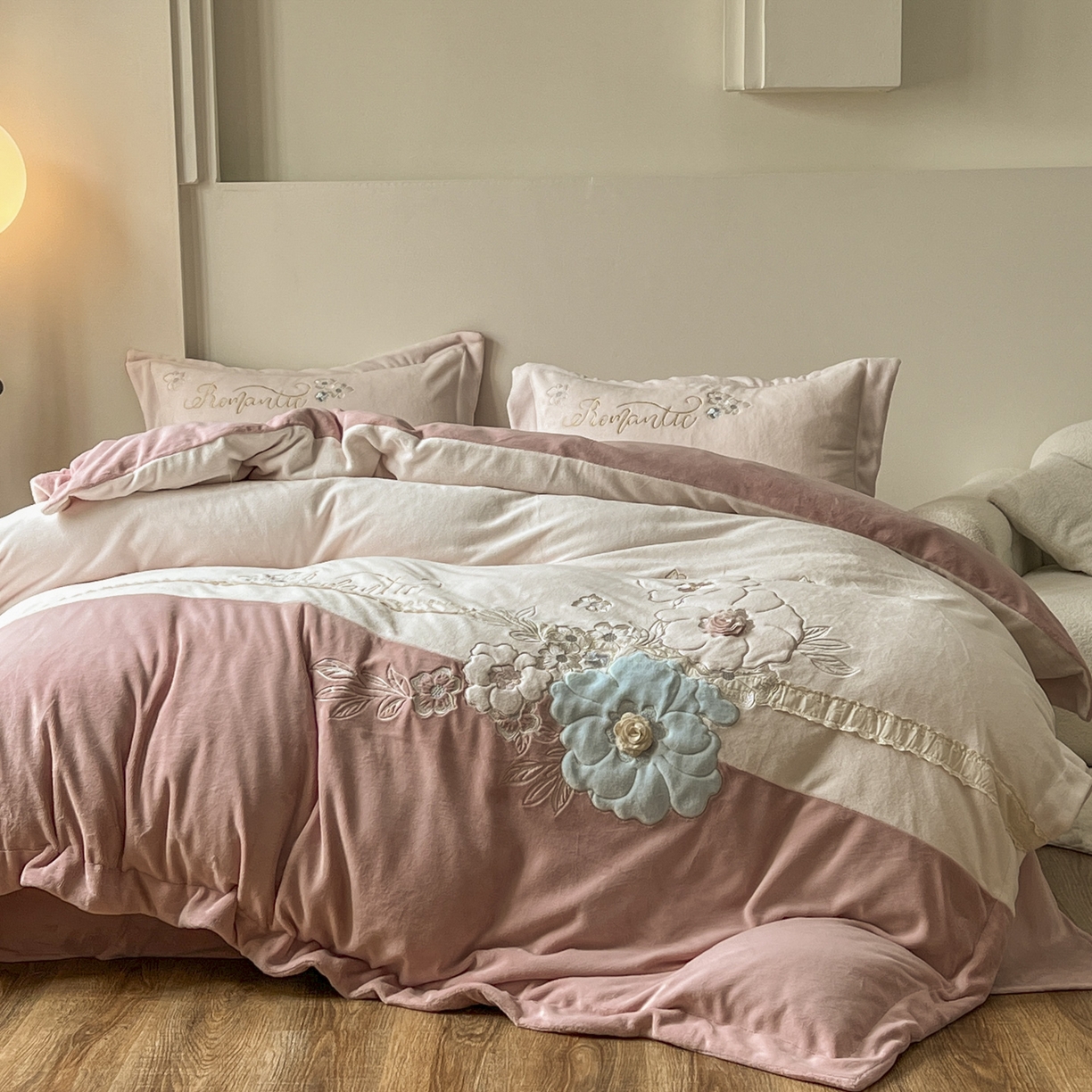 91家纺网 家纺一手货源 找家纺 新印象 2025新款全消光牛奶绒绣花活性印染四件套花织梦 花织梦-豆沙粉