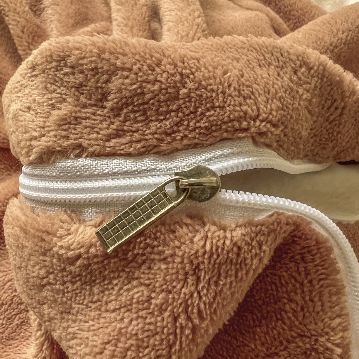 91家纺网 家纺一手货源 找家纺 新印象 2025新款全消光牛奶绒绣花活性印染四件套花织梦 花织梦-米柚橙