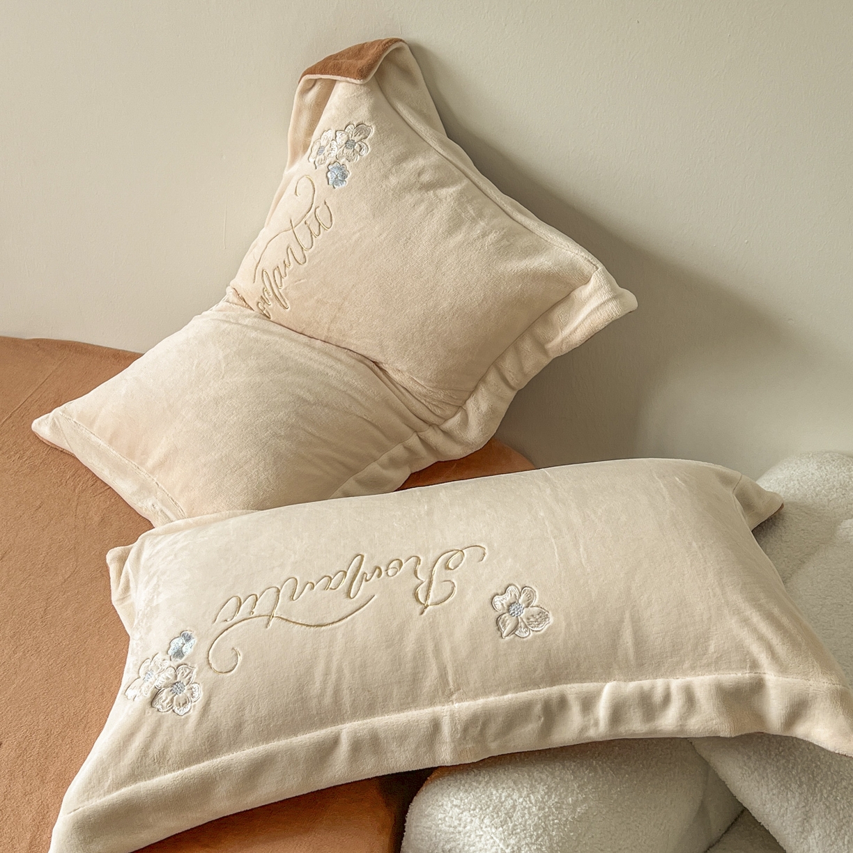 91家纺网 家纺一手货源 找家纺 新印象 2025新款全消光牛奶绒绣花活性印染四件套花织梦 花织梦-米柚橙