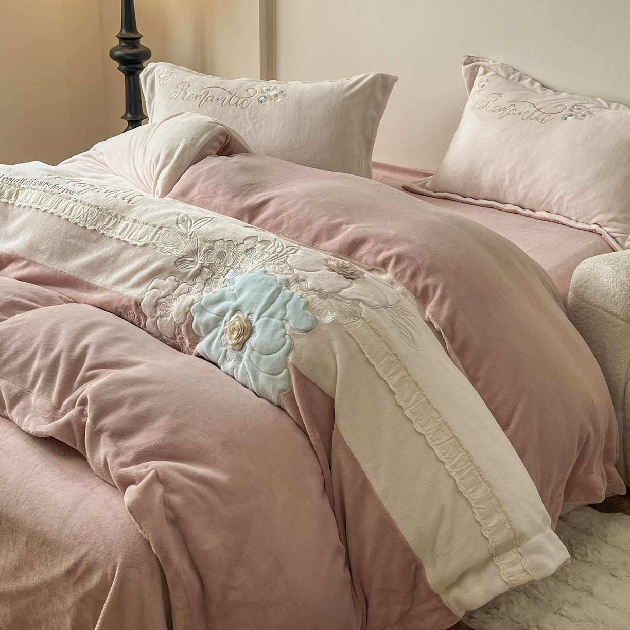 91家纺网 家纺一手货源 找家纺 新印象 2025新款全消光牛奶绒绣花活性印染四件套花织梦 花织梦-豆沙粉