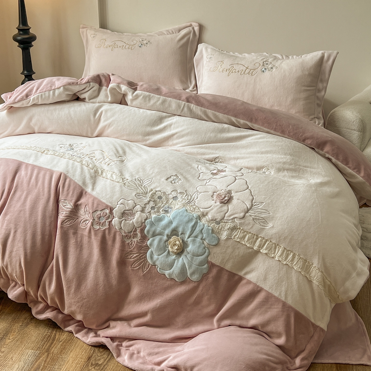 91家纺网 家纺一手货源 找家纺 新印象 2025新款全消光牛奶绒绣花活性印染四件套花织梦 花织梦-豆沙粉