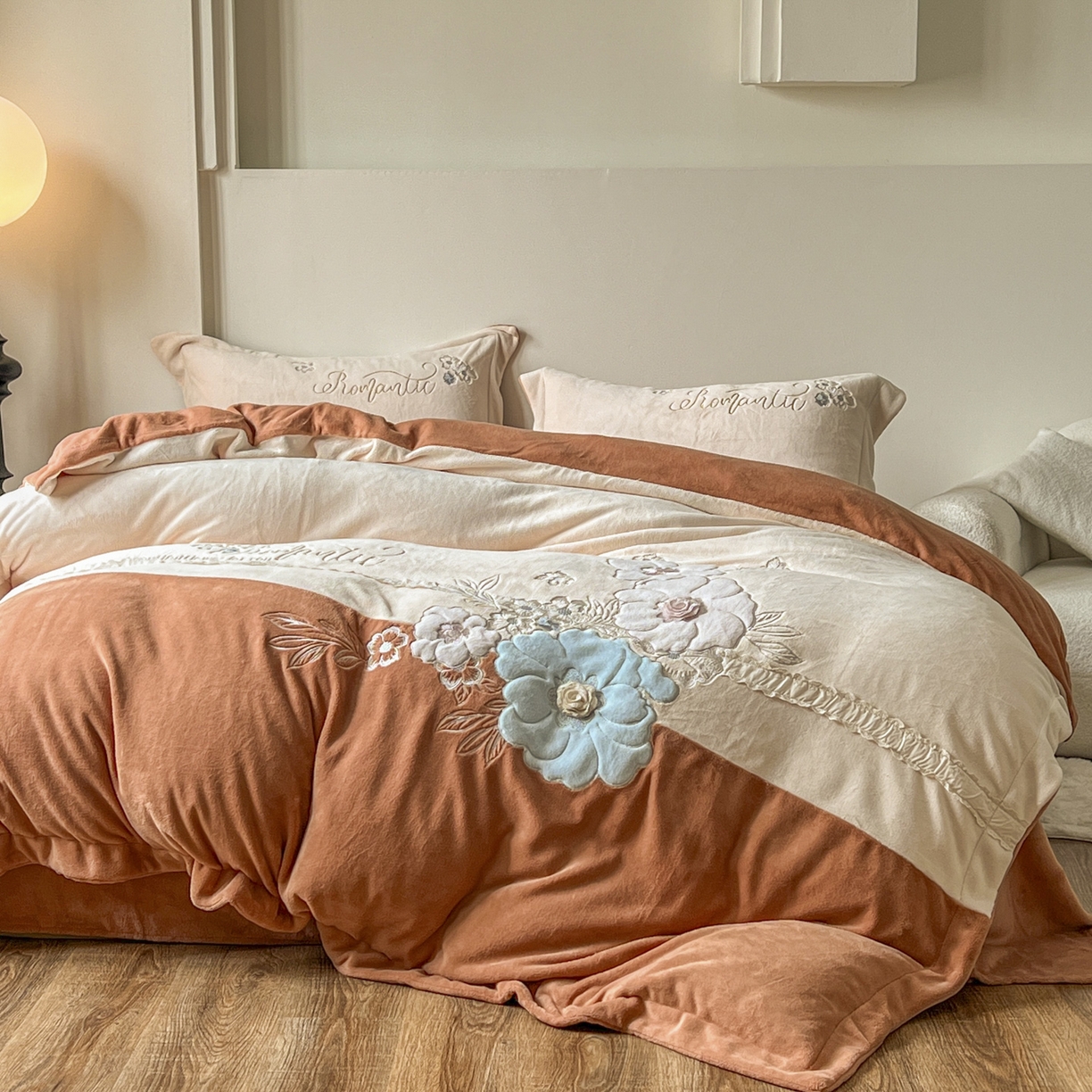 91家纺网 家纺一手货源 找家纺 新印象 2025新款全消光牛奶绒绣花活性印染四件套花织梦 花织梦-米柚橙