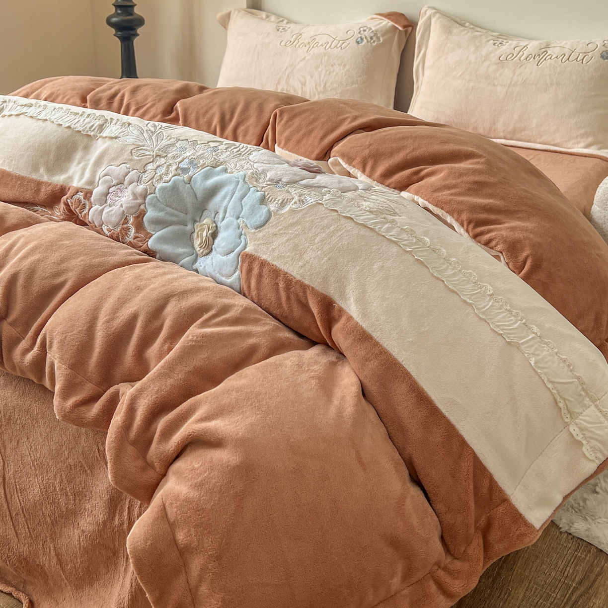 91家纺网 家纺一手货源 找家纺 新印象 2025新款全消光牛奶绒绣花活性印染四件套花织梦 花织梦-米柚橙