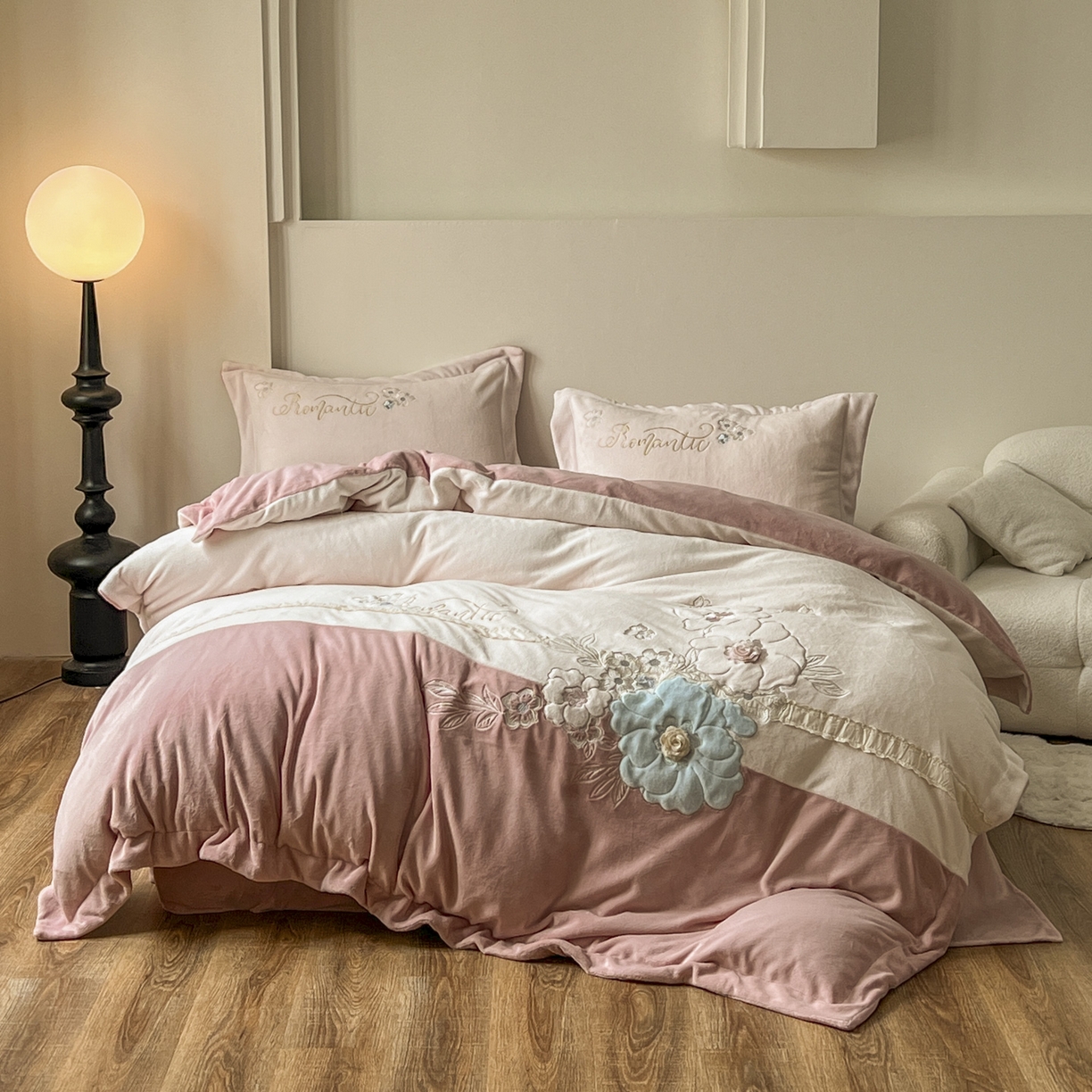 91家纺网 家纺一手货源 找家纺 新印象 2025新款全消光牛奶绒绣花活性印染四件套花织梦 花织梦-豆沙粉