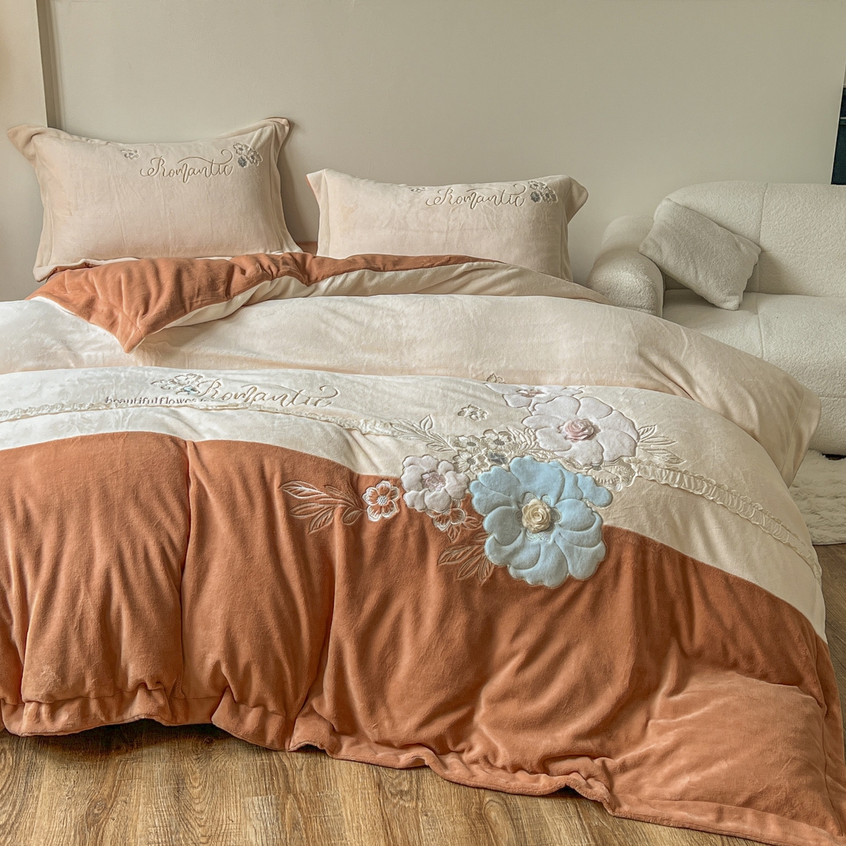 91家纺网 家纺一手货源 找家纺 新印象 2025新款全消光牛奶绒绣花活性印染四件套花织梦 花织梦-米柚橙