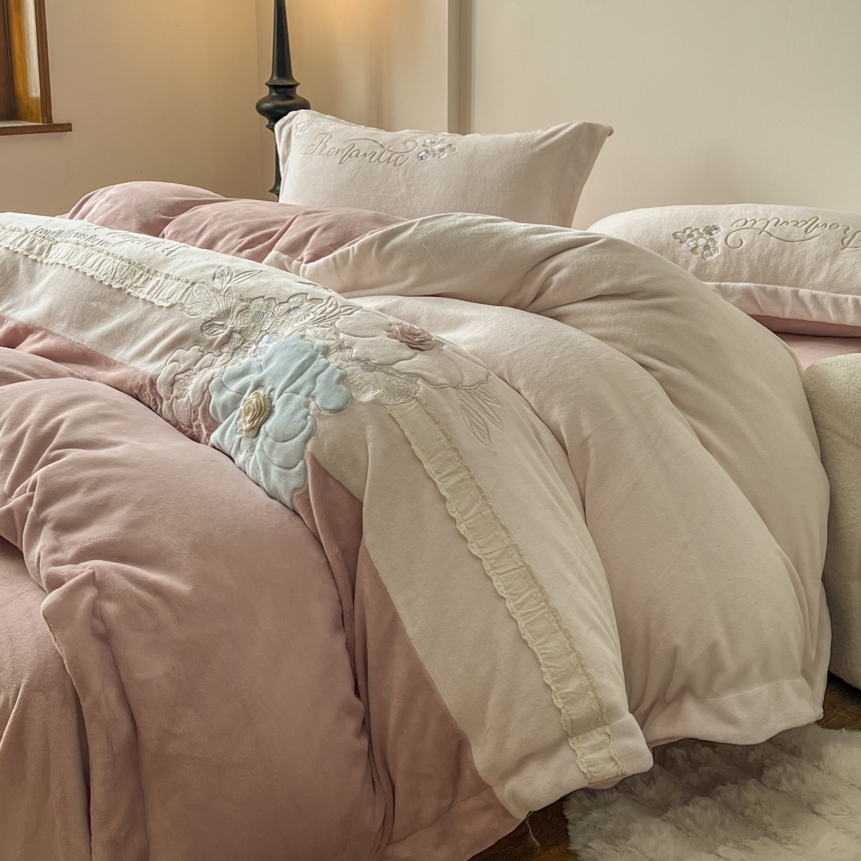 91家纺网 家纺一手货源 找家纺 新印象 2025新款全消光牛奶绒绣花活性印染四件套花织梦 花织梦-豆沙粉