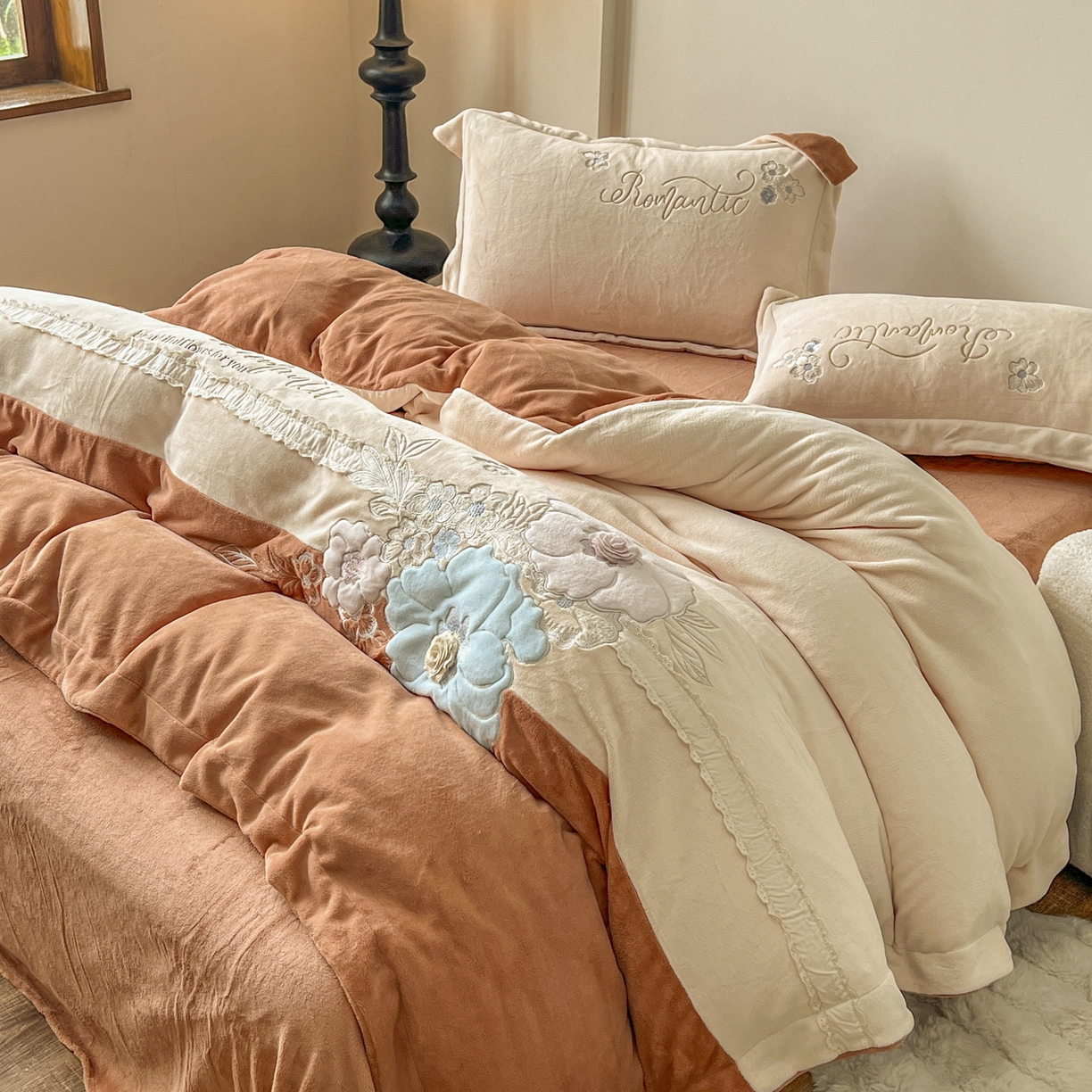 91家纺网 家纺一手货源 找家纺 新印象 2025新款全消光牛奶绒绣花活性印染四件套花织梦 花织梦-米柚橙