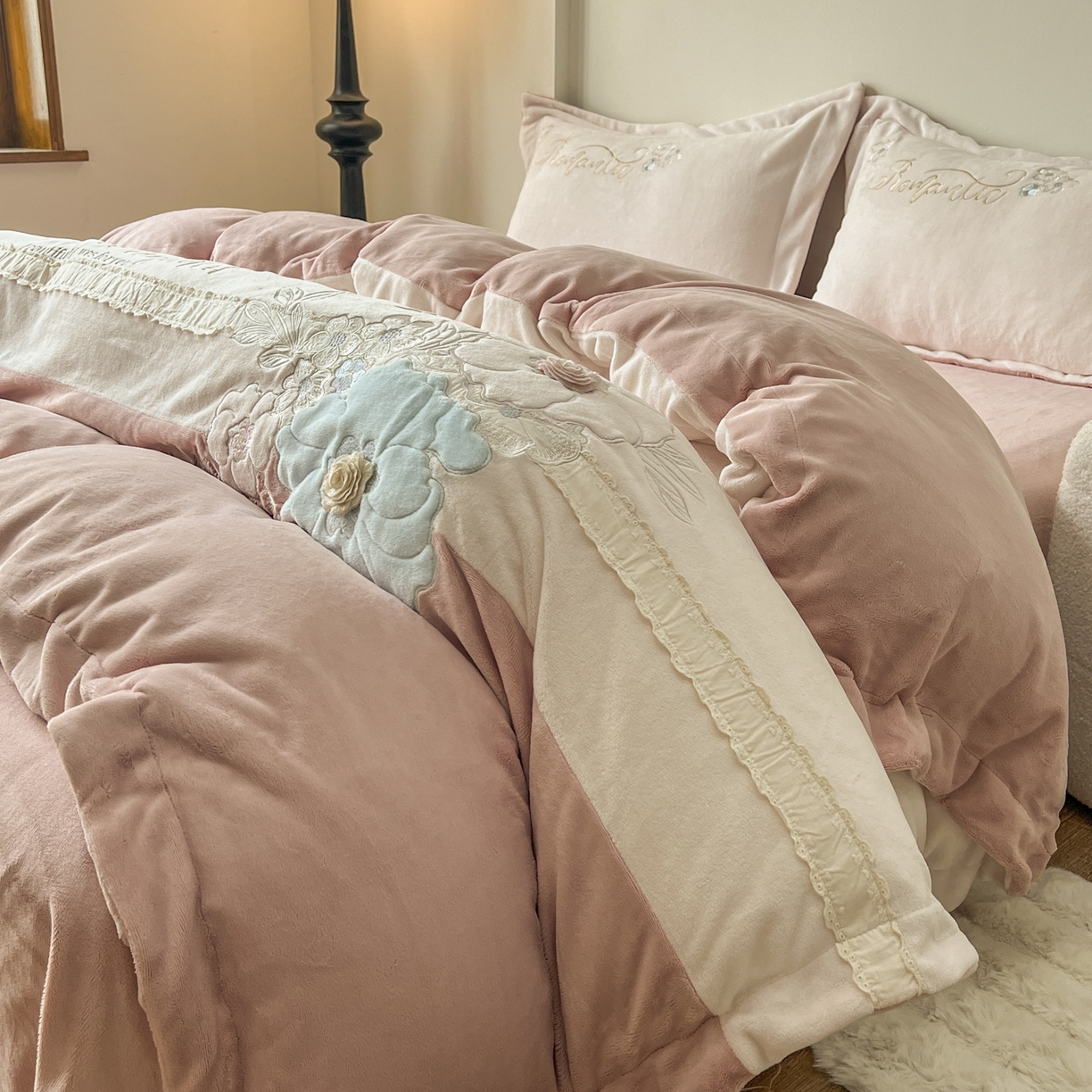 91家纺网 家纺一手货源 找家纺 新印象 2025新款全消光牛奶绒绣花活性印染四件套花织梦 花织梦-豆沙粉