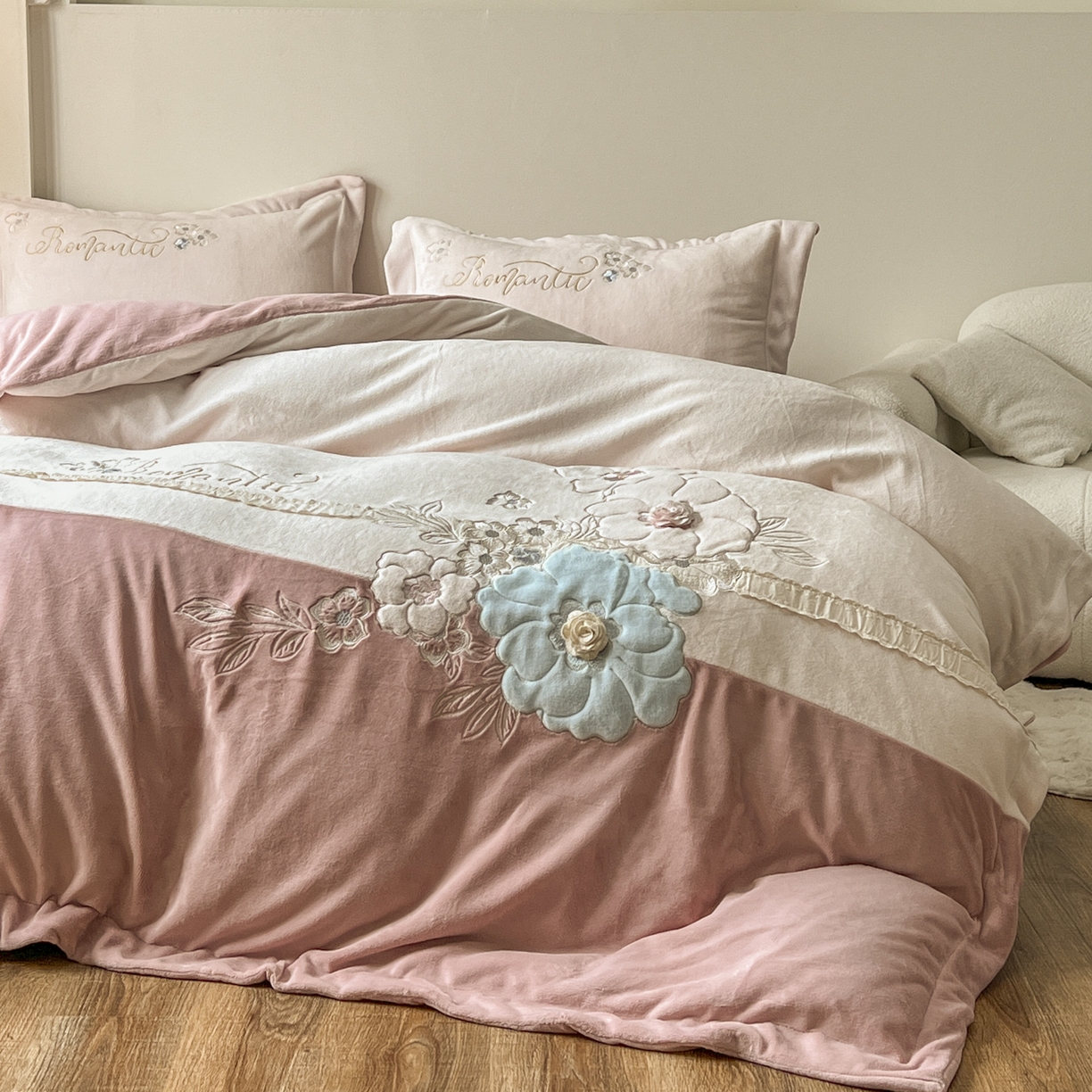 91家纺网 家纺一手货源 找家纺 新印象 2025新款全消光牛奶绒绣花活性印染四件套花织梦 花织梦-豆沙粉