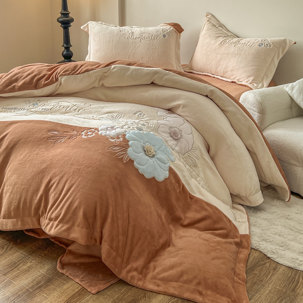 91家纺网 家纺一手货源 找家纺 新印象 2025新款全消光牛奶绒绣花活性印染四件套花织梦 花织梦-米柚橙