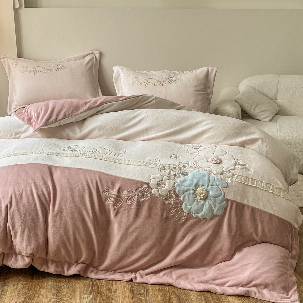 91家纺网 家纺一手货源 找家纺 新印象 2025新款全消光牛奶绒绣花活性印染四件套花织梦 花织梦-豆沙粉