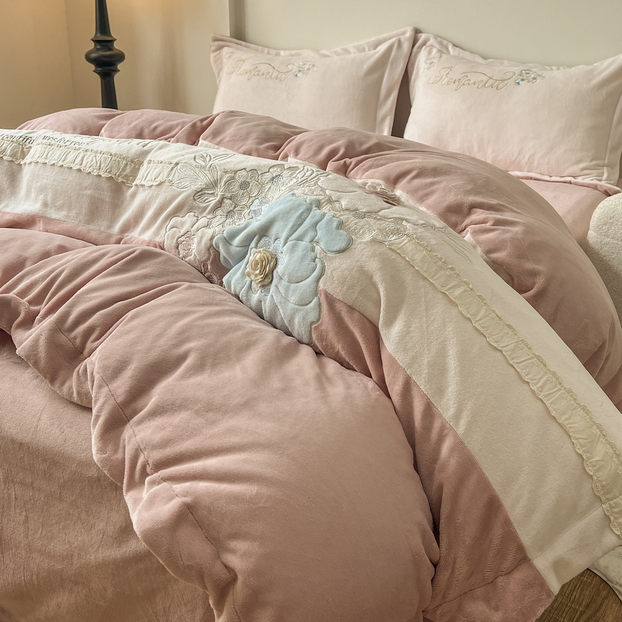 91家纺网 家纺一手货源 找家纺 新印象 2025新款全消光牛奶绒绣花活性印染四件套花织梦 花织梦-豆沙粉