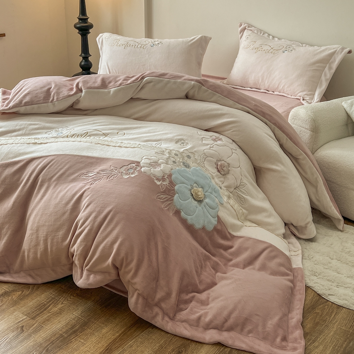 91家纺网 家纺一手货源 找家纺 新印象 2025新款全消光牛奶绒绣花活性印染四件套花织梦 花织梦-豆沙粉