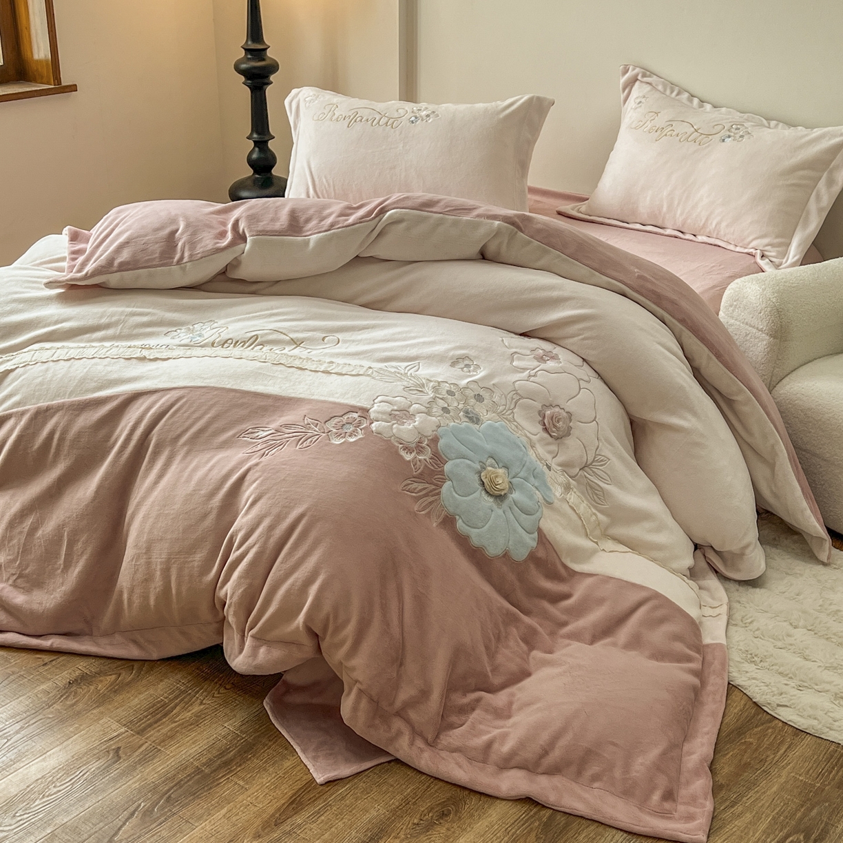 91家纺网 家纺一手货源 找家纺 新印象 2025新款全消光牛奶绒绣花活性印染四件套花织梦 花织梦-豆沙粉