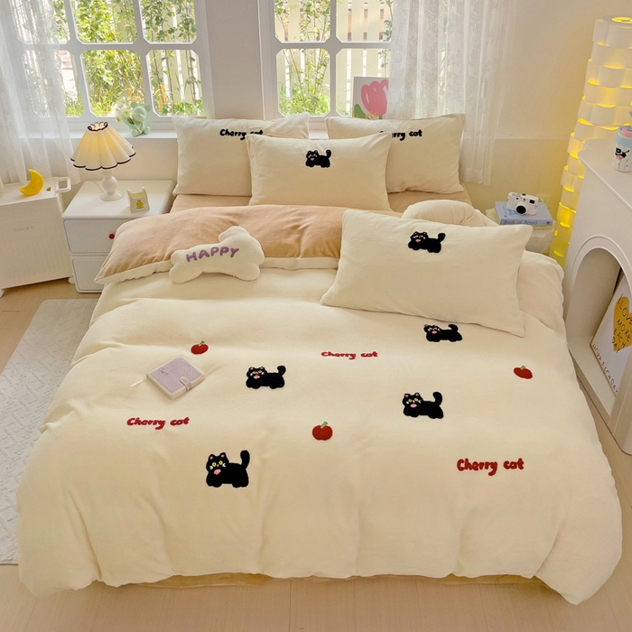 91家纺网 家纺一手货源 找家纺 寐居家纺 2025新款纯色毛巾绣牛奶绒四件套 甜酷猫-米咖