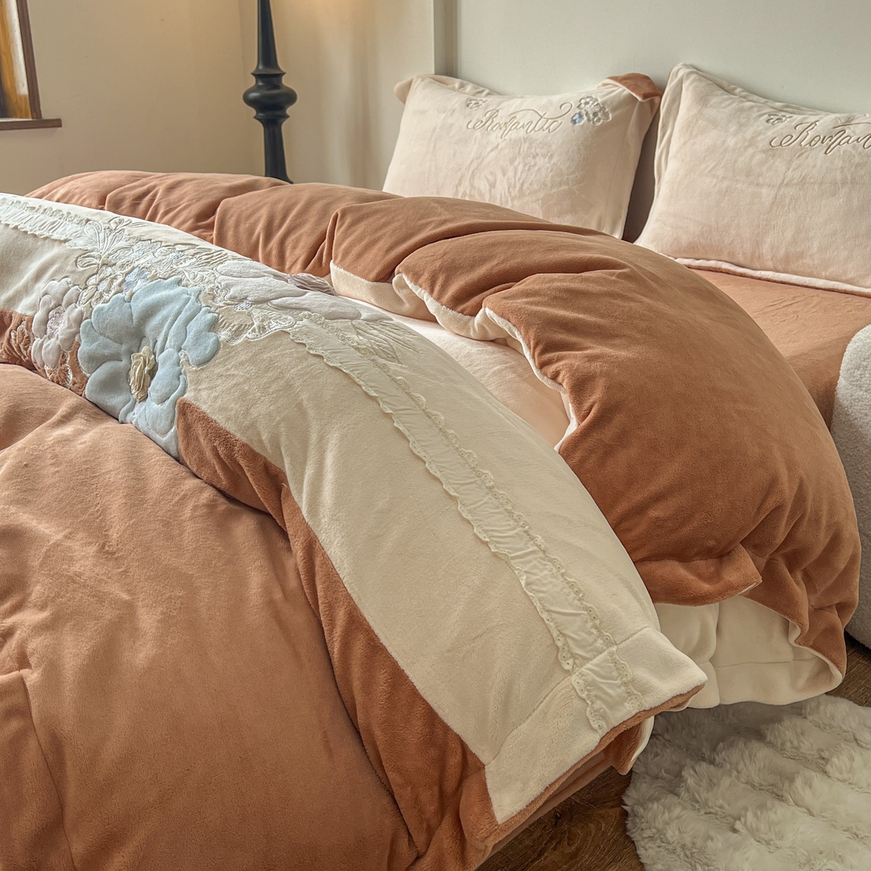 91家纺网 家纺一手货源 找家纺 新印象 2025新款全消光牛奶绒绣花活性印染四件套花织梦 花织梦-米柚橙