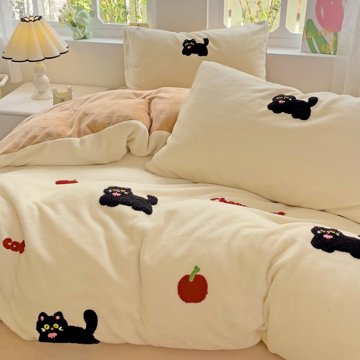 91家纺网 家纺一手货源 找家纺 寐居家纺 2025新款纯色毛巾绣牛奶绒四件套 甜酷猫-米咖