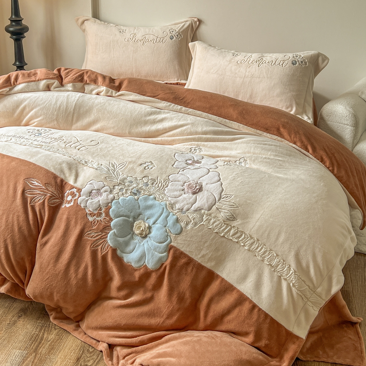 91家纺网 家纺一手货源 找家纺 新印象 2025新款全消光牛奶绒绣花活性印染四件套花织梦 花织梦-米柚橙