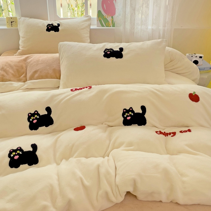 91家纺网 家纺一手货源 找家纺 寐居家纺 2025新款纯色毛巾绣牛奶绒四件套 甜酷猫-米咖