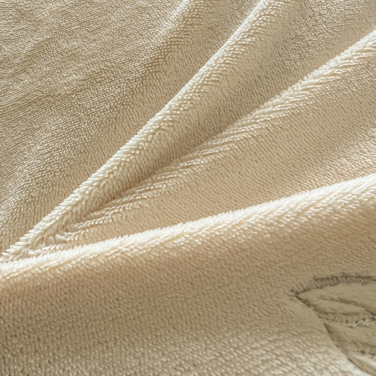 91家纺网 家纺一手货源 找家纺 新印象 2025新款全消光牛奶绒绣花活性印染四件套花织梦 花织梦-米柚橙