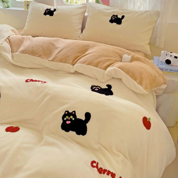 91家纺网 家纺一手货源 找家纺 寐居家纺 2025新款纯色毛巾绣牛奶绒四件套 甜酷猫-米咖