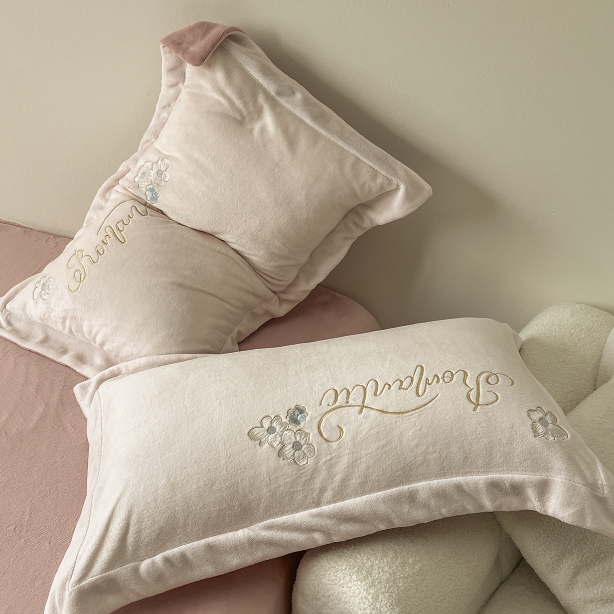 91家纺网 家纺一手货源 找家纺 新印象 2025新款全消光牛奶绒绣花活性印染四件套花织梦 花织梦-豆沙粉