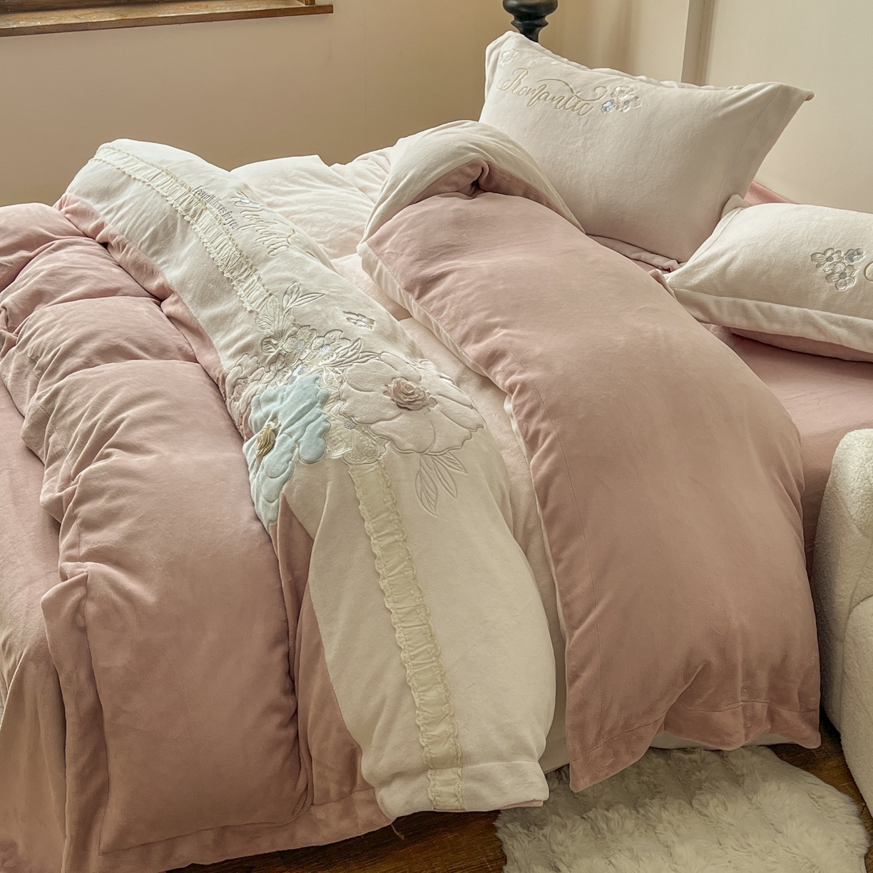 91家纺网 家纺一手货源 找家纺 新印象 2025新款全消光牛奶绒绣花活性印染四件套花织梦 花织梦-豆沙粉