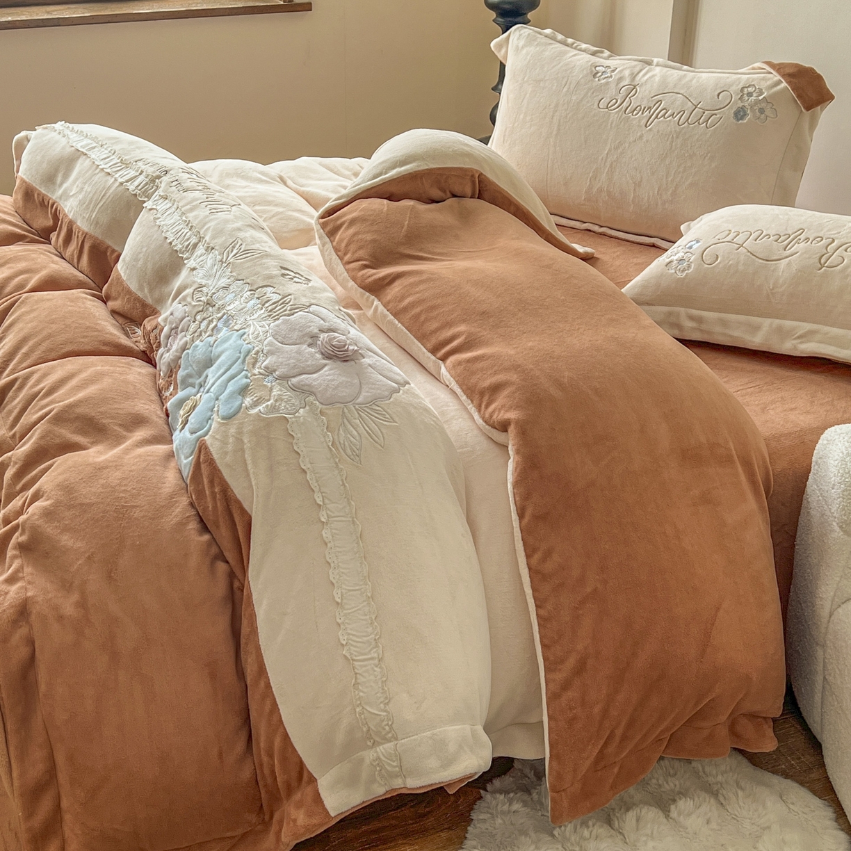 91家纺网 家纺一手货源 找家纺 新印象 2025新款全消光牛奶绒绣花活性印染四件套花织梦 花织梦-米柚橙