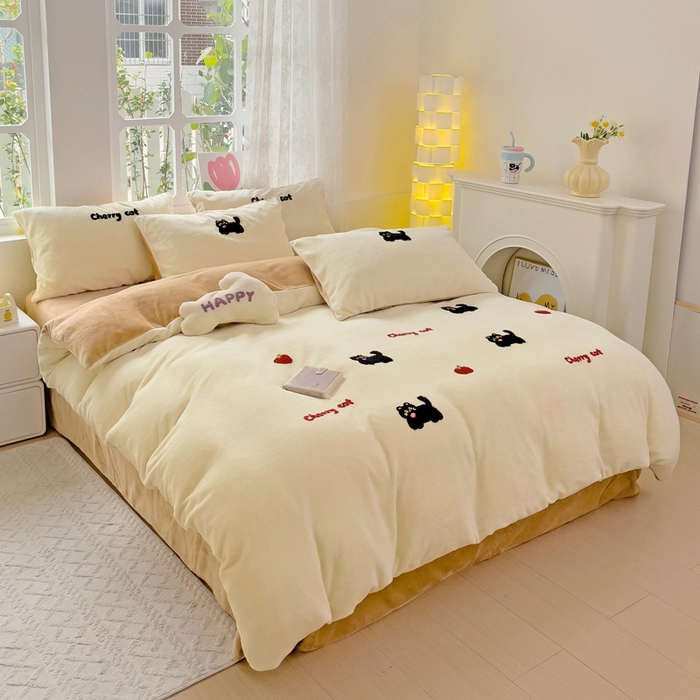 91家纺网 家纺一手货源 找家纺 寐居家纺 2025新款纯色毛巾绣牛奶绒四件套 甜酷猫-米咖