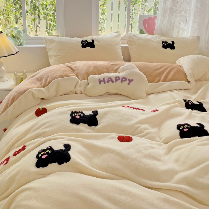 91家纺网 家纺一手货源 找家纺 寐居家纺 2025新款纯色毛巾绣牛奶绒四件套 甜酷猫-米咖