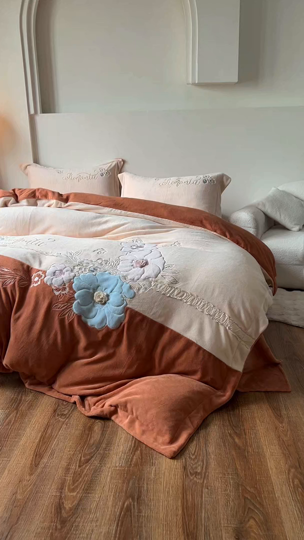 91家纺网 家纺一手货源 找家纺 新印象 2025新款全消光牛奶绒绣花活性印染四件套花织梦 花织梦-米柚橙