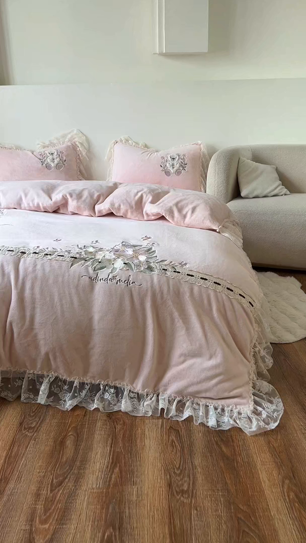 91家纺网 家纺一手货源 找家纺 新印象 2025新款全消光牛奶绒绣花活性印染四件套花织梦 花织梦-豆沙粉