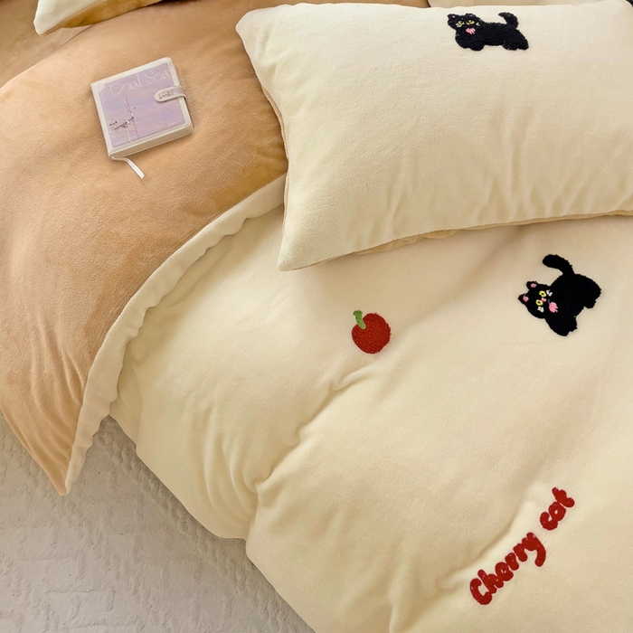 91家纺网 家纺一手货源 找家纺 寐居家纺 2025新款纯色毛巾绣牛奶绒四件套 甜酷猫-米咖