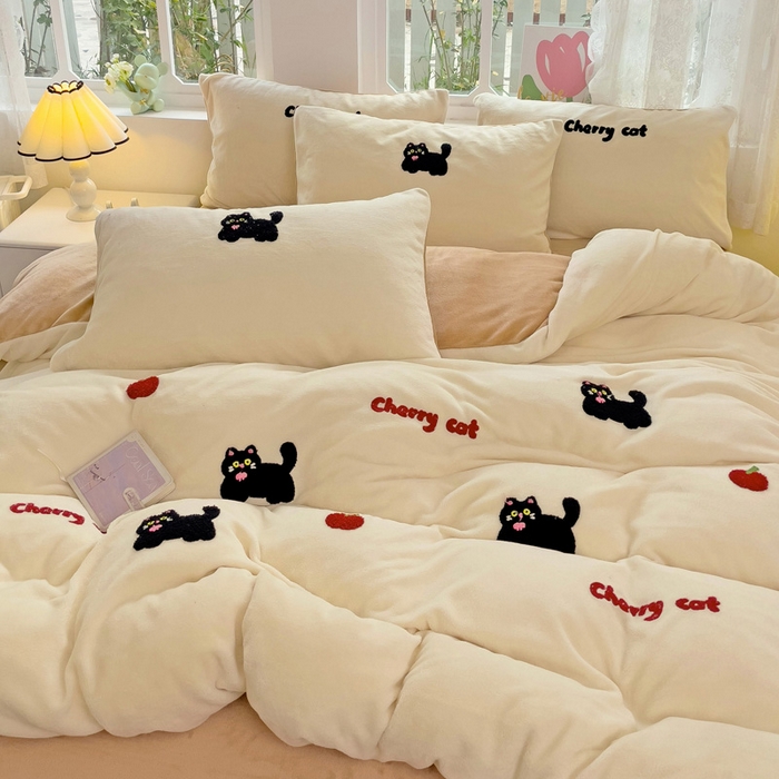 91家纺网 家纺一手货源 找家纺 寐居家纺 2025新款纯色毛巾绣牛奶绒四件套 甜酷猫-米咖