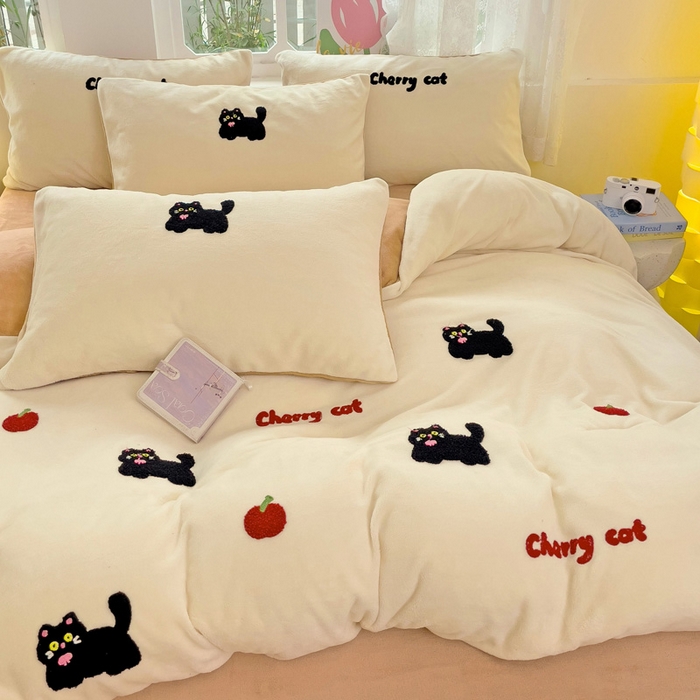 91家纺网 家纺一手货源 找家纺 寐居家纺 2025新款纯色毛巾绣牛奶绒四件套 甜酷猫-米咖