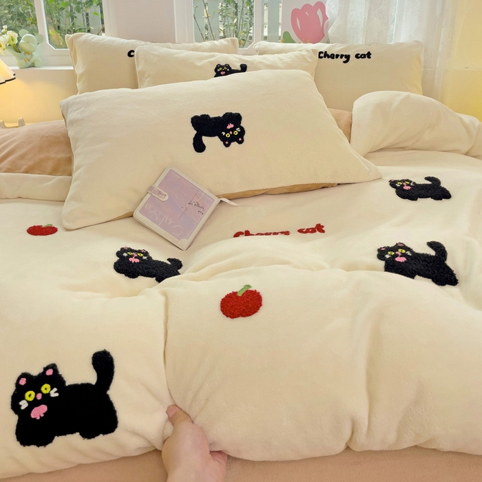 91家纺网 家纺一手货源 找家纺 寐居家纺 2025新款纯色毛巾绣牛奶绒四件套 甜酷猫-米咖