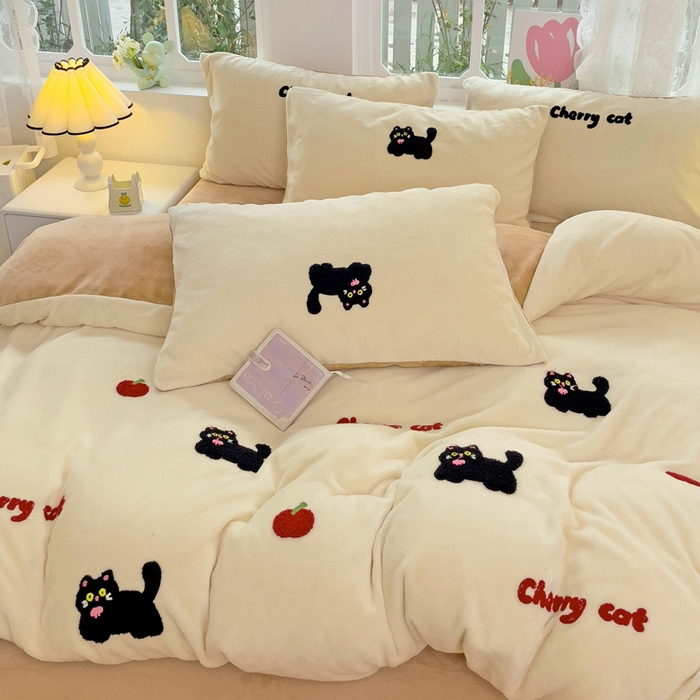 91家纺网 家纺一手货源 找家纺 寐居家纺 2025新款纯色毛巾绣牛奶绒四件套 甜酷猫-米咖