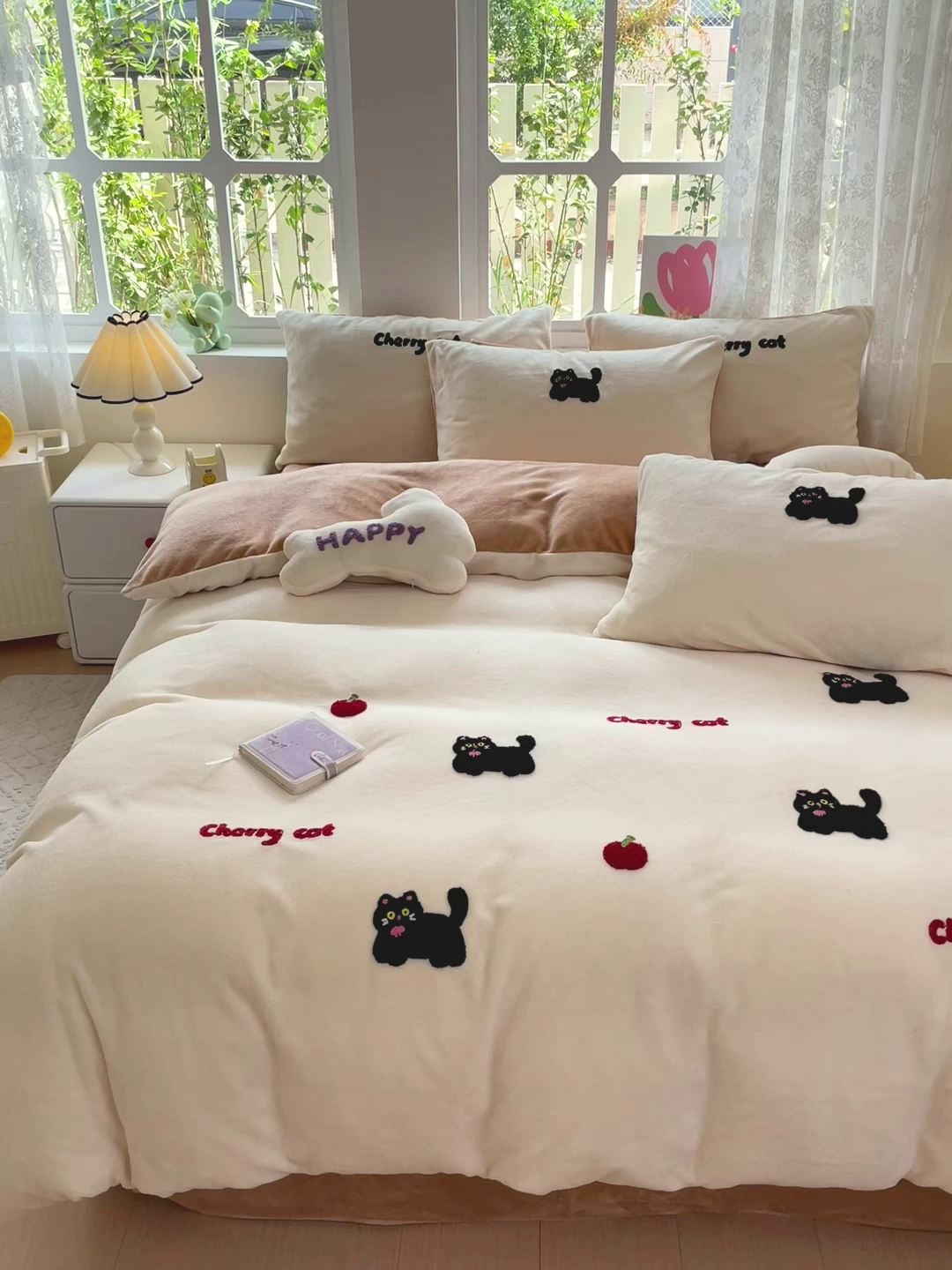 91家纺网 家纺一手货源 找家纺 寐居家纺 2025新款纯色毛巾绣牛奶绒四件套 甜酷猫-米咖