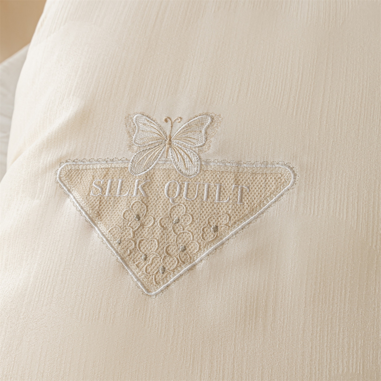 91家纺网 家纺一手货源 找家纺 （总）宝士康家纺 2025新款提花蝴蝶刺绣飞边冬被 被子被芯