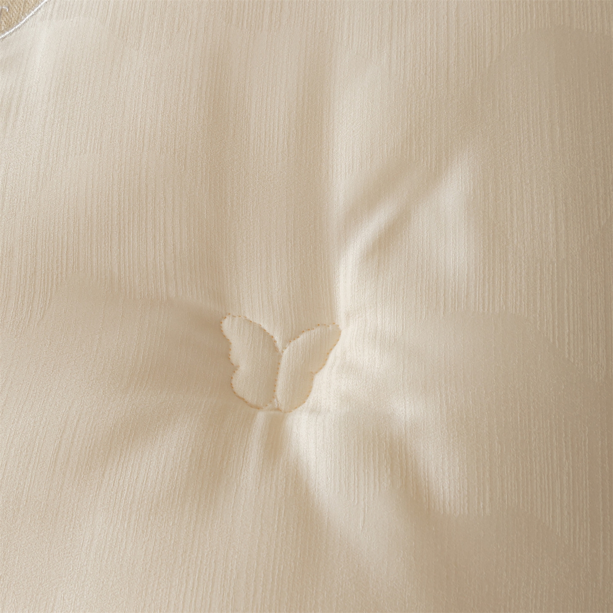 91家纺网 家纺一手货源 找家纺 （总）宝士康家纺 2025新款提花蝴蝶刺绣飞边冬被 被子被芯