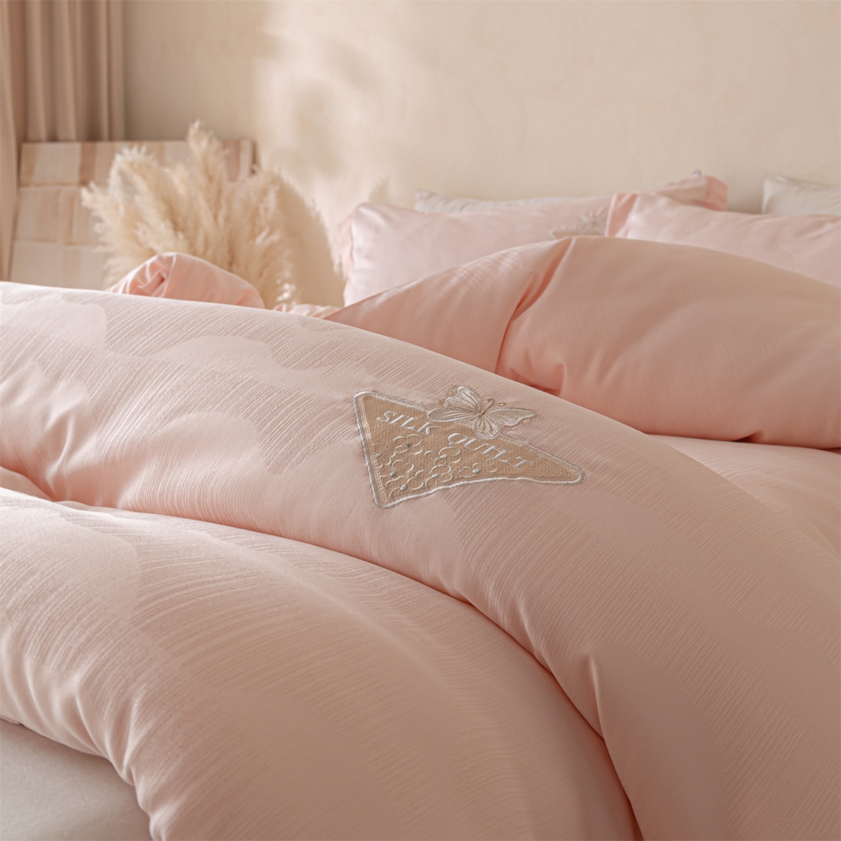 91家纺网 家纺一手货源 找家纺 宝士康家纺 2025新款提花蝴蝶刺绣飞边冬被 被子被芯 粉色